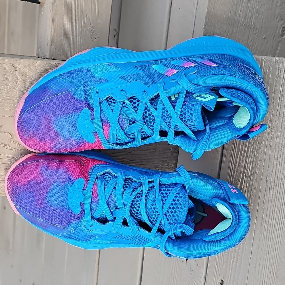 Battle of the Bubble Adidas sneakers in Excellent condition Size 5